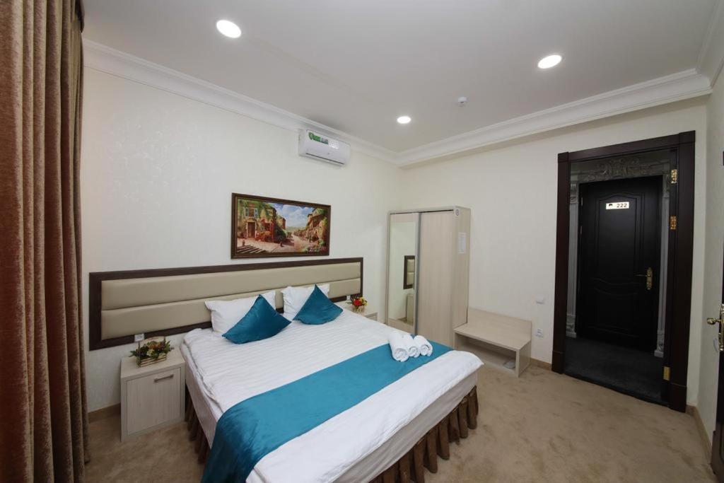 Hotel Globus Tashkent Bagian luar foto